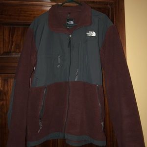 Men’s NorthFace Denali jacket.